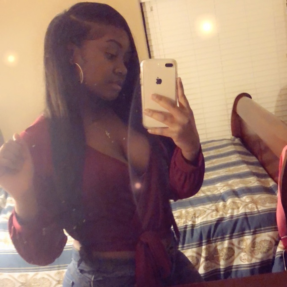 Women’s fashionnova tie-knot shirt.